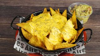 Nachos Cheddar y Guacamole