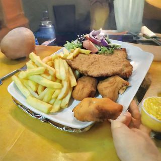 Pechuga Empanada de Pollo Con ensalada, croquetas y patatas