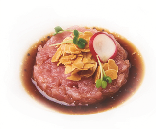 Tartare di tonno con sesamo e salsa