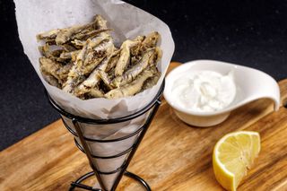 Hamsie prăjită cu sos de usturoi