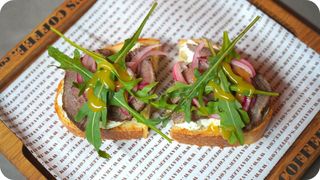 Брускетта с ростбифом