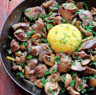 Ficaței de pui cu bacon la tigaie și mămăliguță