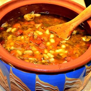 Боб яхния в гърне