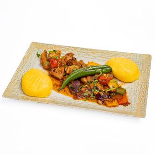 Tigaie picanta de porc cu mamaliga