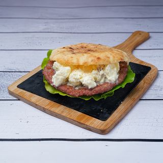 Pljeskavica sa kajmakom