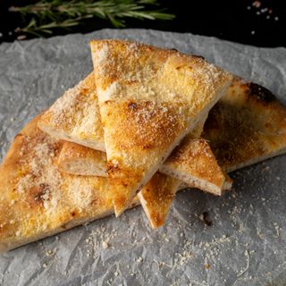 Focaccia parmezan si usturoi