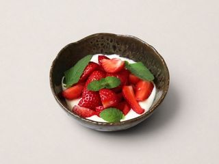 Świeże truskawki z delikatnym kremem Sabayon (150g)