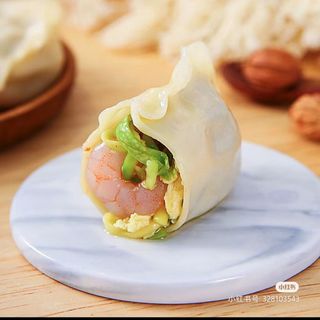 Ravioli con gamberetti, uova ed erba cipollina