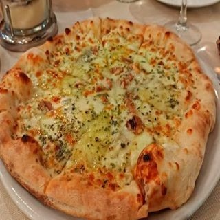 Pizza 4 Quesos Y Nueces (Blanca)/ Pizza 4 Cheeses With Nuts (White)