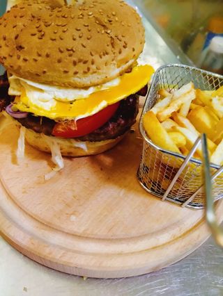 Burger con bacon e uovo .