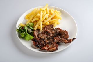 Ceafa de porc la gratar, cu cartofi prajiti