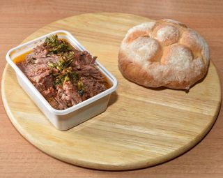 Bollito, sale, pepe, salsa verde, piccante e panino rosetta