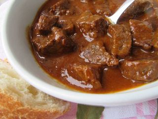 Goveđi gulaš, tijesto i kruh