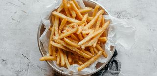 Pomfrit sa parmezanom i ulje od tartufi