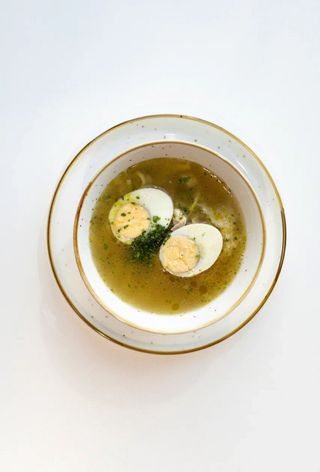 Куриный бульон с лапшой и яйцом 