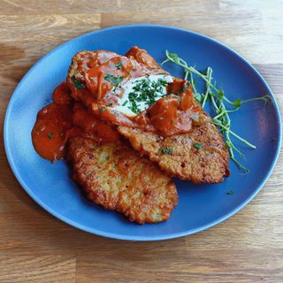 Placki ziemniaczane z gulaszem