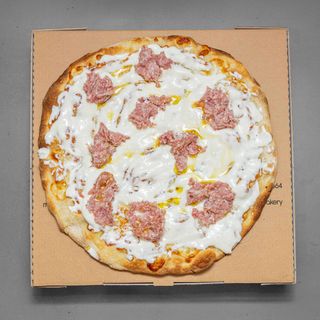 Pinsa tonda ciauscolo e stracchino