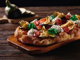 Pinsa con melanzane, mozzarella fiordilatte, scamorza e pomodori secchi