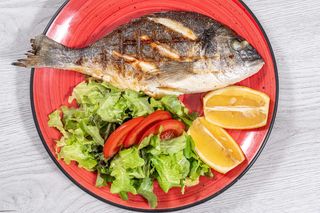 Dorada la grătar cu legume