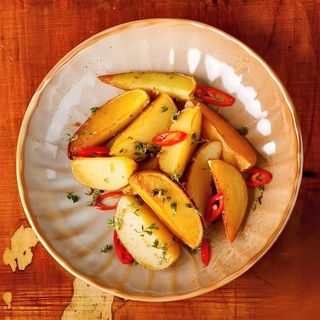 Cartofi copti cu usturoi și rozmarin