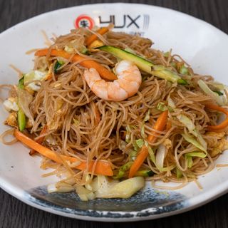 121. Spaghetti di riso con gamberi