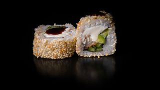 Класична філадельфія з вугрем в кунжуті (300г)