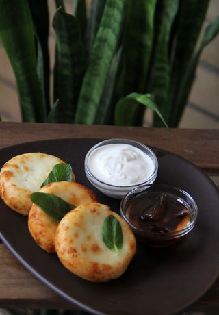 Сырники с джемом и сметаной (270г)