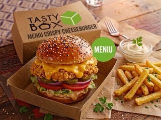 Meniu Crispy Cheeseburger servit cu cartofi prajiti si sos de maioneza