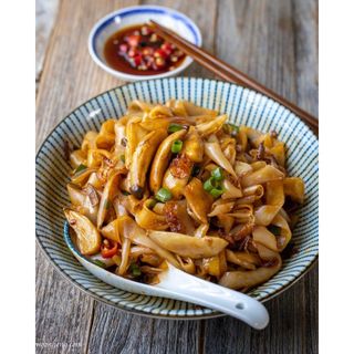 Hot Dry Tossed Flat Rice Noodles