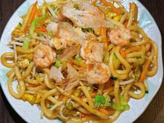 Spaghetti udon con verdure e gamberi