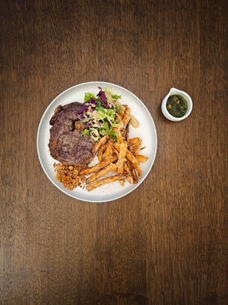 Antricot de vita cu cartofi dulci si sos chimichurri