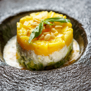 Tartar de Avocado, Mozarella si Mango