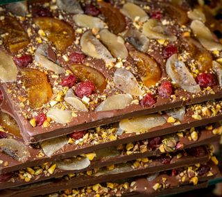 Ciocolata cu lapte, fistic, portocala, kiwi, ananas si cirese