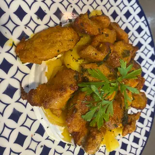 Timbal de pinchitos sobre patata y Ali Oli