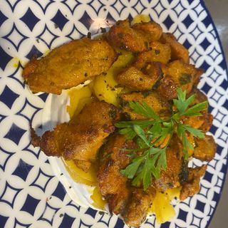 Timbal de pinchitos sobre patata y Ali Oli