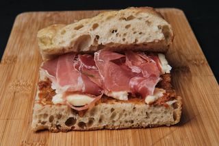 Panino con prosciutto crudo di Parma, mozzarella, olio extravergine