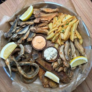 Мікс смаженої риби з картопляними діпами (1000/150/100/60г)