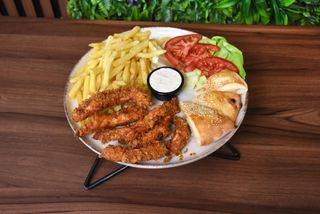 Pileći štapići cornfleks sa pomfritom