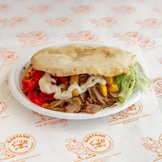 Panino arabo, kebab, insalata, pomodorini, patatine e salsa dolce