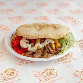 Panino arabo, kebab, insalata, pomodorini, patatine e salsa dolce