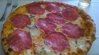 Pizza con salame dolce