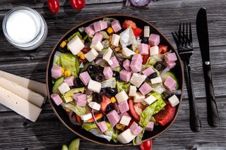 Salata de cruditati cu sunca si cascaval 520gr