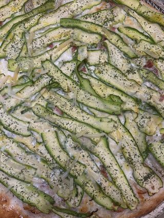 Zucchine e speck - pizza intera
