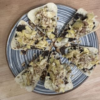 Brushetta z pastą truflową, karczochem, orzechami i oliwą truflową