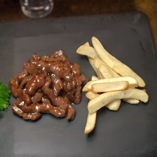 Ternera Con Patatas Fritas