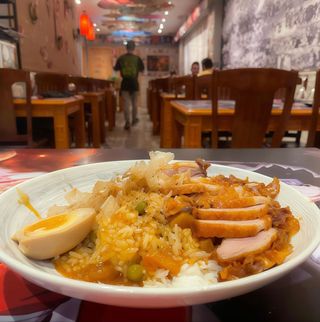 C8.Base De Arroz Blanco, salsa de curry, verduras y pato