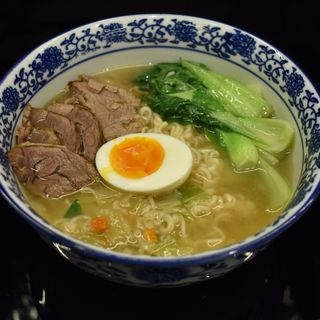 Ramen in brodo con manzo e verdure/197