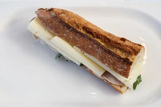 Cheese chicken sendvič