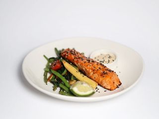Стейк лосося зі смаженними овочами (150/150g)