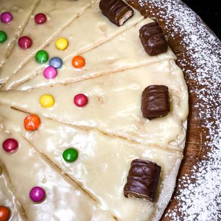 Base di pizza con cioccolato bianco e Smarties